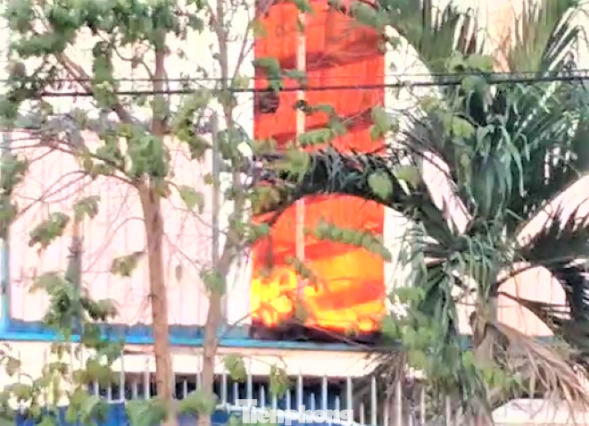 Theo thông tin ban đầu, vào thời điểm trên, nhà xưởng bất ngờ bốc cháy. Ngọn lửa lan nhanh bao trùm nhà xưởng khiến bảo vệ và nhân viên công ty không kịp trở tay.