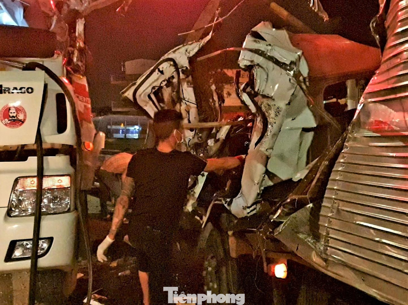 Người dân giải cứu tài xế bị mắc kẹt trong cabin