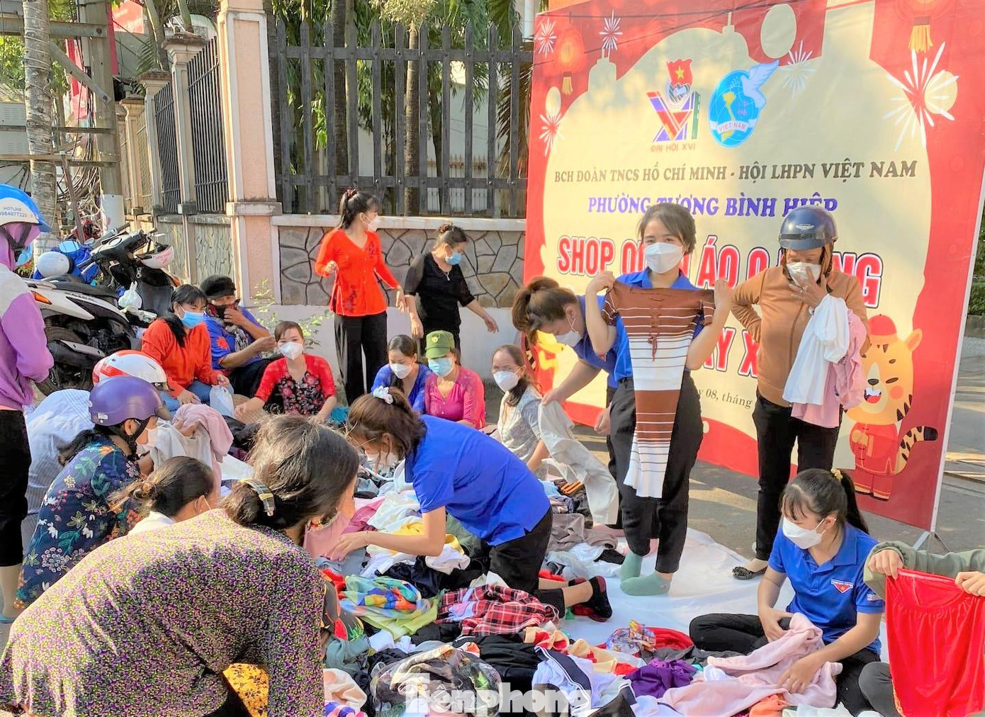 Đoàn phường Tương Bình Hiệp (TP Thủ Dầu Một) tổ chức chương trình Xuân tình nguyện Shop quần áo 0 đồng với chủ đề “Áo mới ngày xuân” cho những người dân có hoàn cảnh khó khăn trên địa bàn. Đoàn phường Tương Bình Hiệp (TP Thủ Dầu Một) tổ chức chương trình Xuân tình nguyện Shop quần áo 0 đồng với chủ đề “Áo mới ngày xuân” cho những người dân có hoàn cảnh khó khăn trên địa bàn.