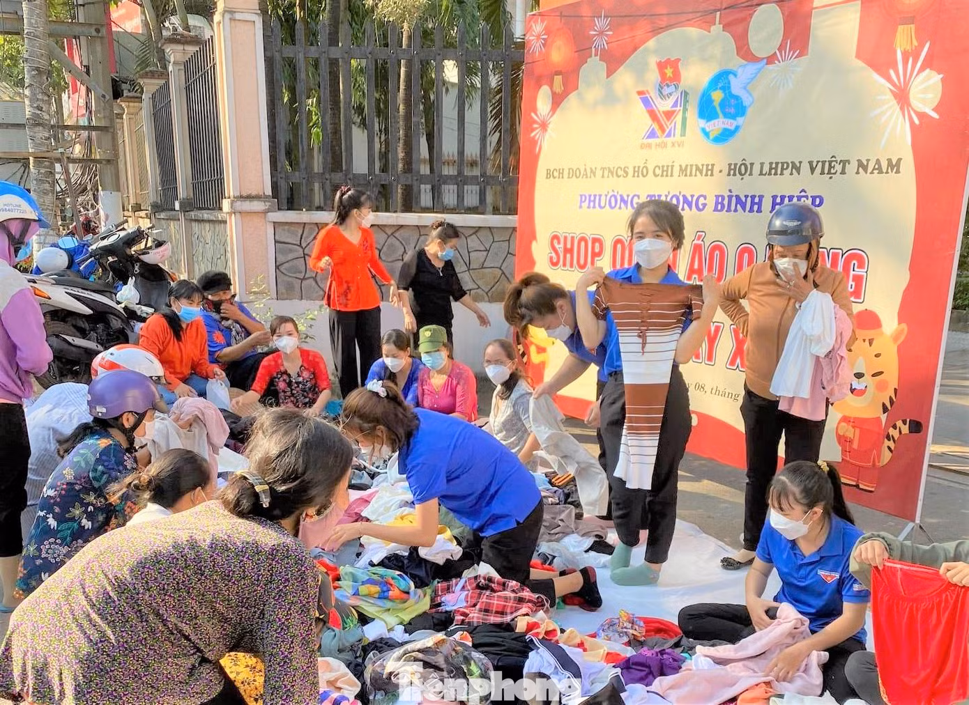 Đoàn phường Tương Bình Hiệp (TP Thủ Dầu Một) tổ chức chương trình Xuân tình nguyện Shop quần áo 0 đồng với chủ đề “Áo mới ngày xuân” cho những người dân có hoàn cảnh khó khăn trên địa bàn. Đoàn phường Tương Bình Hiệp (TP Thủ Dầu Một) tổ chức chương trình Xuân tình nguyện Shop quần áo 0 đồng với chủ đề “Áo mới ngày xuân” cho những người dân có hoàn cảnh khó khăn trên địa bàn.