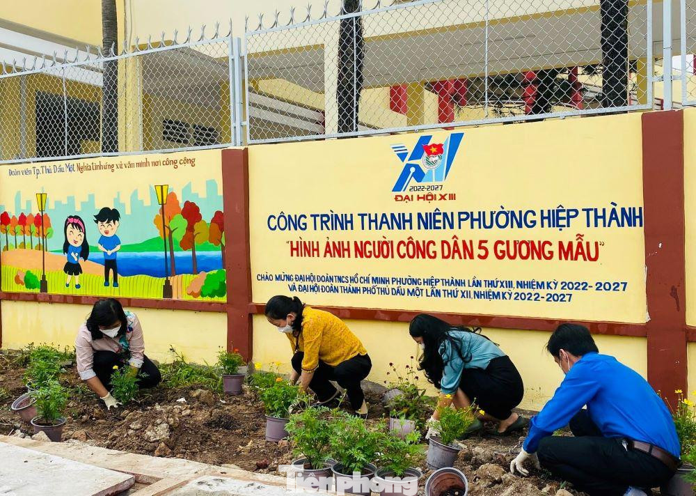 Anh Lý Ngọc Minh – Bí thư Đoàn phường Hiệp Thành cho biết công trình “Bộ hình ảnh người công dân 5 gương mẫu” giai đoạn 2 được thực hiện với mục đích tuyên truyền các nội dung theo Đề án nâng cao chất lượng cuộc vận động xây dựng nếp sống văn hóa văn minh đô thị gắn với xây dựng giá trị hình mẫu thanh niên với những tiêu chí, giá trị cốt lõi là mục tiêu để đoàn viên thanh niên hướng đến và làm theo, góp phần xây dựng lớp thanh niên giàu lòng yêu nước, yêu chủ nghĩa xã hội, có bản lĩnh chính trị, ý thức chấp hành pháp luật, có đạo đức cách mạng và lối sống đẹp. Anh Lý Ngọc Minh – Bí thư Đoàn phường Hiệp Thành cho biết công trình “Bộ hình ảnh người công dân 5 gương mẫu” giai đoạn 2 được thực hiện với mục đích tuyên truyền các nội dung theo Đề án nâng cao chất lượng cuộc vận động xây dựng nếp sống văn hóa văn minh đô thị gắn với xây dựng giá trị hình mẫu thanh niên với những tiêu chí, giá trị cốt lõi là mục tiêu để đoàn viên thanh niên hướng đến và làm theo, góp phần xây dựng lớp thanh niên giàu lòng yêu nước, yêu chủ nghĩa xã hội, có bản lĩnh chính trị, ý thức chấp hành pháp luật, có đạo đức cách mạng và lối sống đẹp.