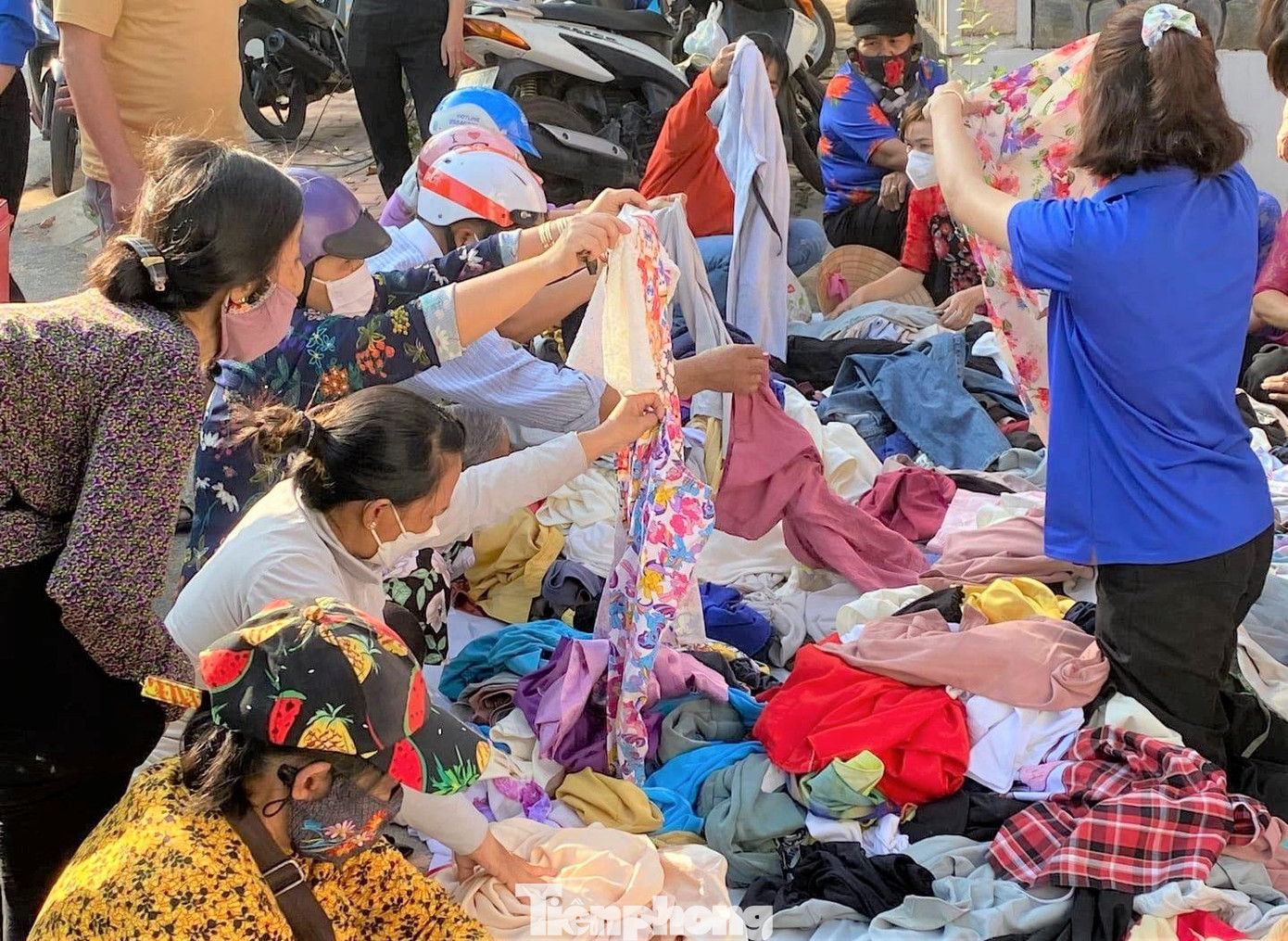 Các mặt hàng hàng chủ yếu là áo, quần tây quần jeans, đầm, áo khoác... vẫn còn mới từ 90%-100%, với giá 0 ngàn đồng. Để có được những sản phẩm bán trong chương trình, trước đó Đoàn phường đã vận động các chủ shop quần áo các mặt hàng tồn kho còn mới 100%, vận động các anh chị em, đoàn viên phường quần áo, đầm còn mới ít sử dụng đem về giặt lại sạch sẽ, xếp lại gọn gàng phân loại cụ thể mặt hàng để bán cho người dân có hoàn cảnh khó khăn, kết quả vận động gần 300 mặt hàng bày bán. Các mặt hàng hàng chủ yếu là áo, quần tây quần jeans, đầm, áo khoác... vẫn còn mới từ 90%-100%, với giá 0 ngàn đồng. Để có được những sản phẩm bán trong chương trình, trước đó Đoàn phường đã vận động các chủ shop quần áo các mặt hàng tồn kho còn mới 100%, vận động các anh chị em, đoàn viên phường quần áo, đầm còn mới ít sử dụng đem về giặt lại sạch sẽ, xếp lại gọn gàng phân loại cụ thể mặt hàng để bán cho người dân có hoàn cảnh khó khăn, kết quả vận động gần 300 mặt hàng bày bán.