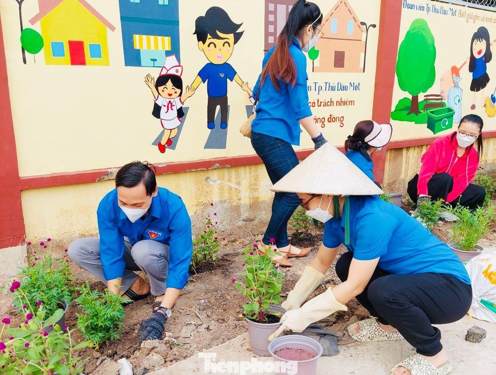 Công trình được các bạn trẻ Đoàn viên, thanh niên phường thực hiện vẽ, trang trí, trồng hoa trong 6 ngày. Công trình được các bạn trẻ Đoàn viên, thanh niên phường thực hiện vẽ, trang trí, trồng hoa trong 6 ngày.