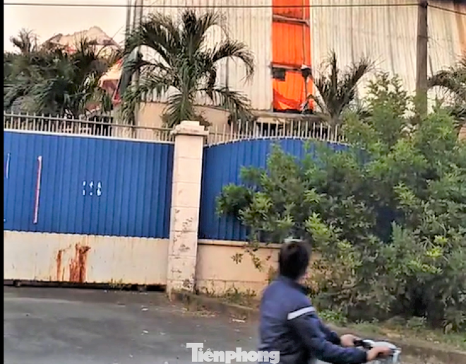 Công nhân làm việc tại đây cho hay, còn 2 ngày nữa công ty mới trả lương tháng cuối cùng trong năm. Do đó, vụ hỏa hoạn khiến người lao động lo lắng về chế độ tiền lương. Nguyên nhân vụ hỏa hoạn đang được điều tra