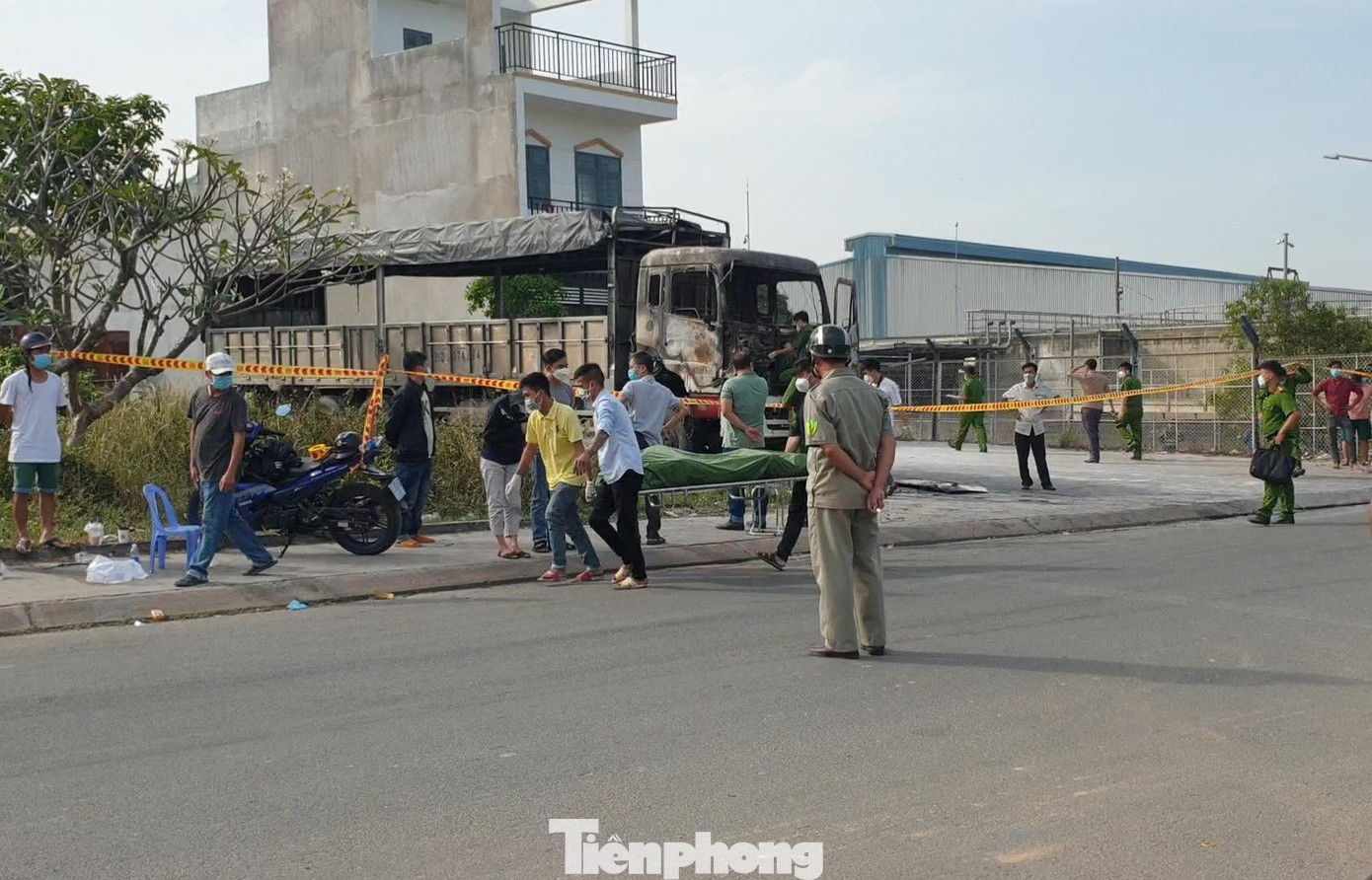 Thi thể nạn nhân được di chuyển về nhà xác Thi thể nạn nhân được di chuyển về nhà xác