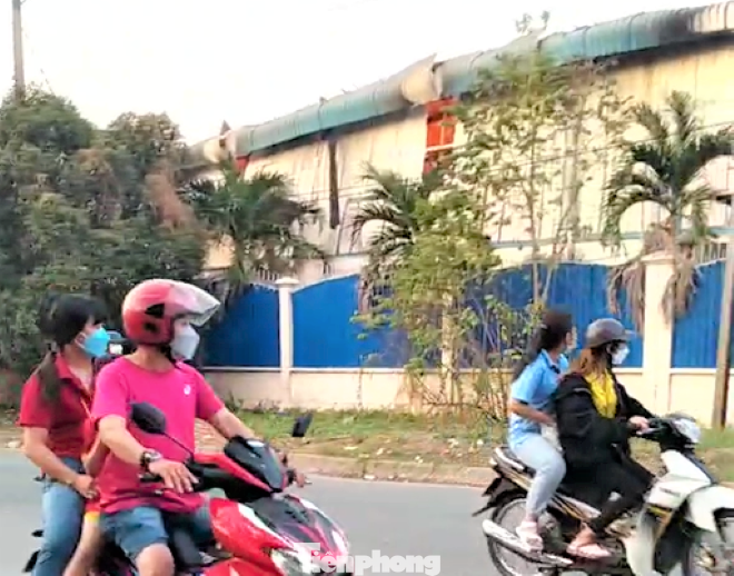 Theo ghi nhận của Tiền Phong, đến 17h30 chiều cùng ngày, nhà xưởng rộng khoảng 3.000m2 lửa vẫn bốc cháy dữ dội, kèm tiếng nổ lớn. Tài sản bên trong nhà xưởng bị lửa thiêu rụi, trong khi mái tôn đổ sập.