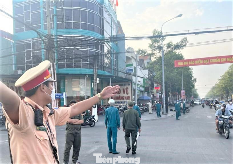 Đường bị phong tỏa, lực lượng chức năng hướng dẫn người dân di chuyển theo hướng an toàn