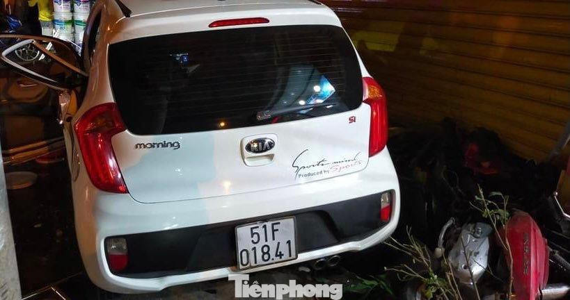 Tài xế ô tô bị thương nặng