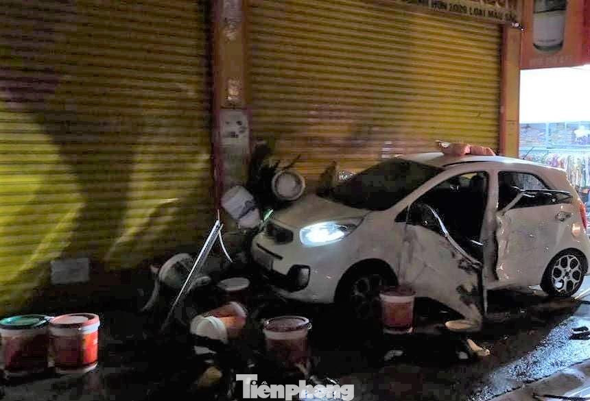 Sau khi tông xe máy, chiếc ô tô lao vào tiệm sơn