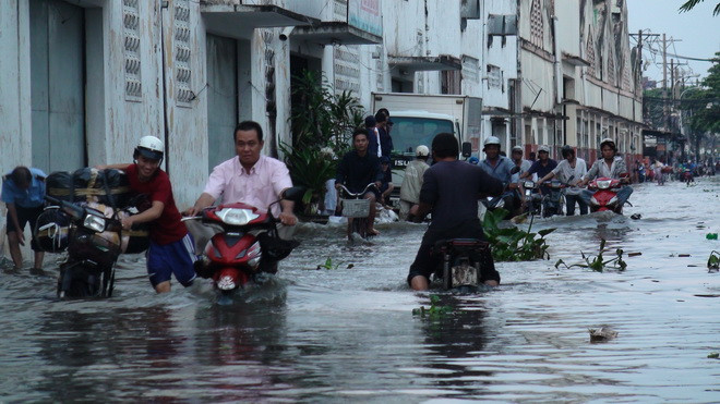 Nước ngập hơn nửa mét trên đường Bến Phú Định, P.16, Q.8 - Ảnh: Đức Phú