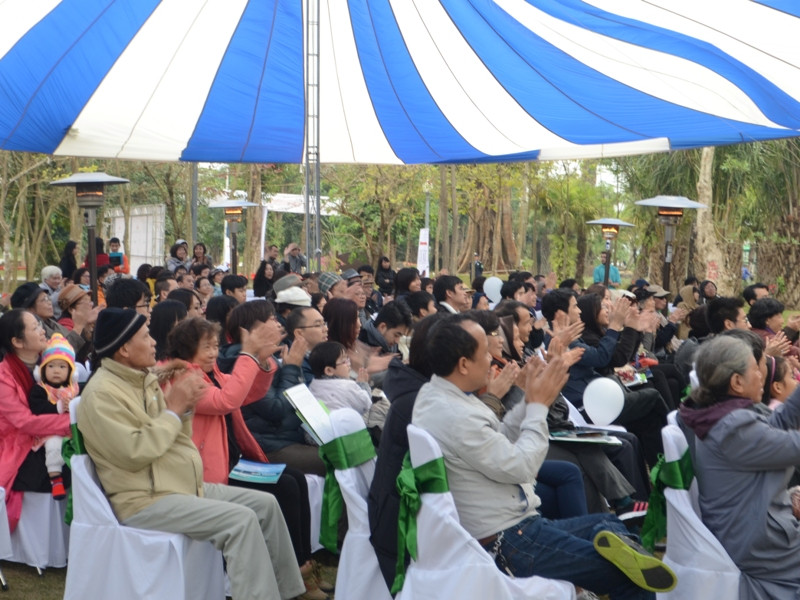 Khán giả vỗ tay không ngừng sau màn trình diễn của các nghệ sĩ