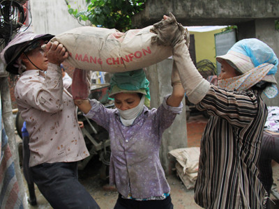 Đội bao xi măng. Ảnh: Trường Phong