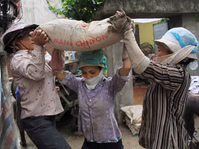 Đội bao xi măng. Ảnh: Trường Phong