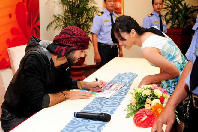 Fan Việt xin chữ ký của Omar