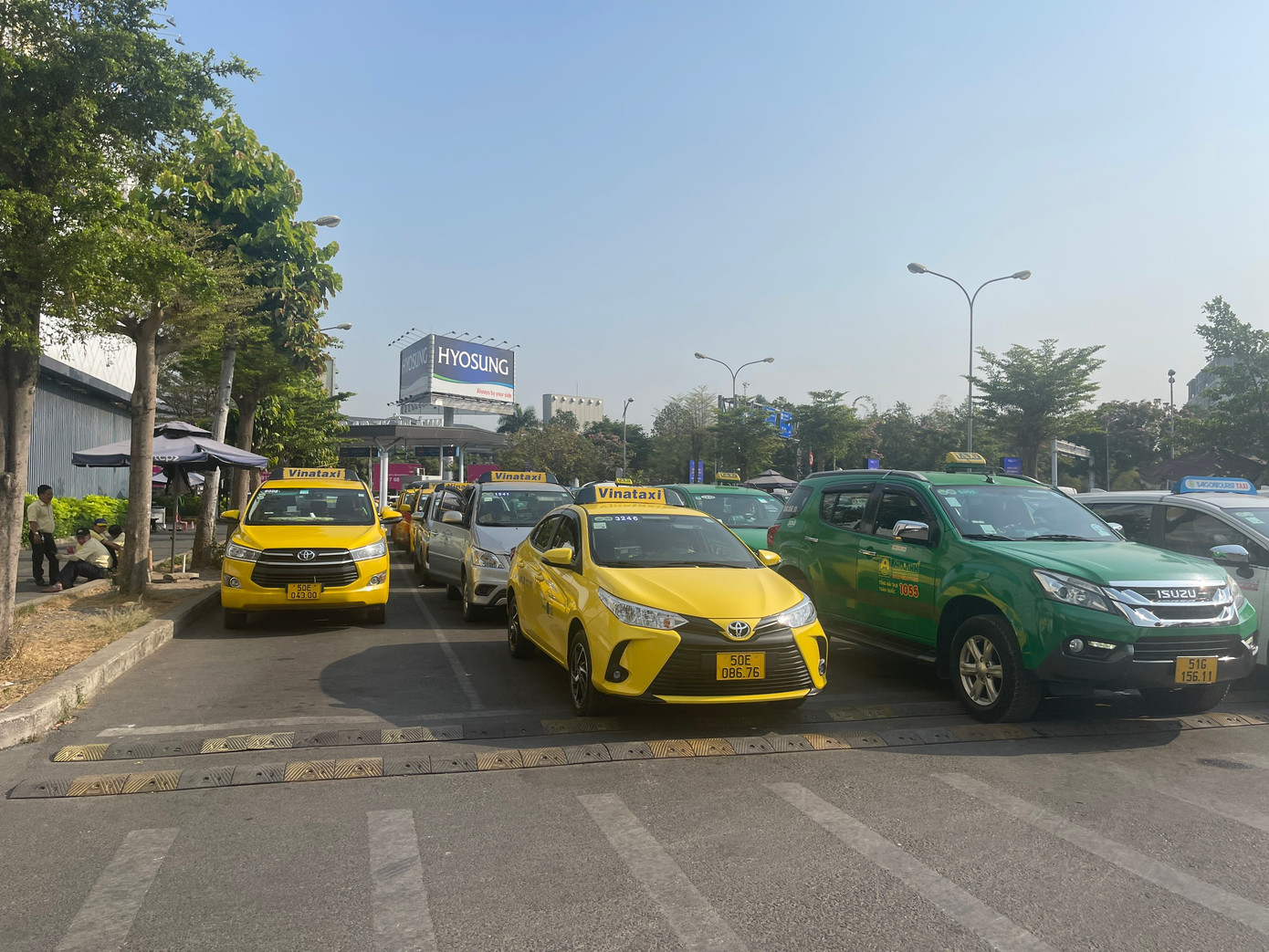 Xe taxi dừng đỗ ở bãi đỗ xe ngoài trời nhà xe TCP - Cảng HKQT Tân Sơn Nhất. Ảnh: T.H