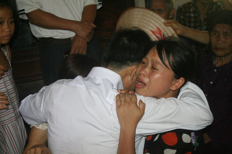 Cha con ông Chiến ôm nhau khóc