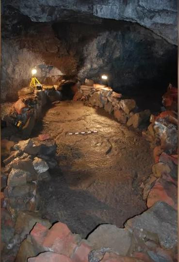 Người Viking đã tác con thuyền vào trong hang động núi lửa để ngăn ngày tận thế. Người Viking đã tác con thuyền vào trong hang động núi lửa để ngăn ngày tận thế.