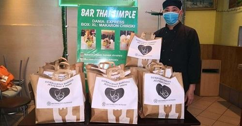 Nhiều chủ nhà hàng Việt cho mượn địa điểm để nấu hàng trăm suất ăn gửi các bác sỹ, y tá bệnh viện Ba Lan. Nhiều chủ nhà hàng Việt cho mượn địa điểm để nấu hàng trăm suất ăn gửi các bác sỹ, y tá bệnh viện Ba Lan.