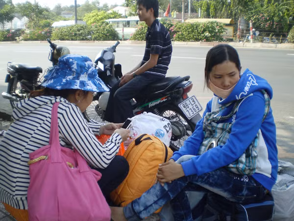 Vật vờ chờ xe 