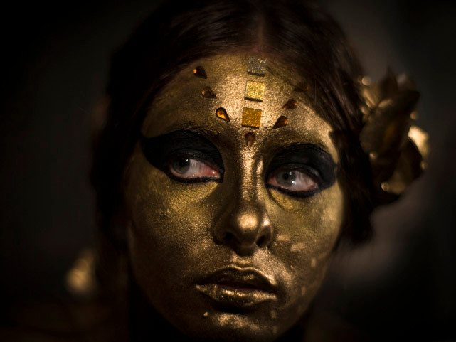 Một người mẫu trình diễn nghệ thuật vẽ trên người tại Moscow, Nga.