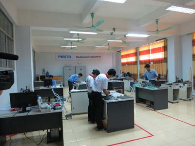 Phòng học tích hợp khoa Điện – Điện tử 