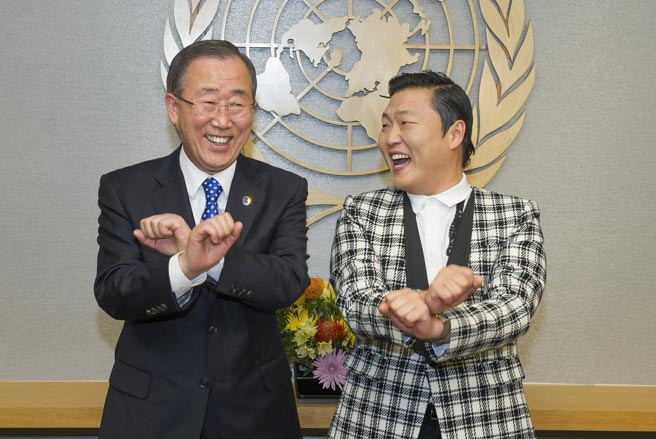 Tổng thư ký Liên Hợp Quốc Ban Ki Moon vui vẻ nhảy điệu nhảy ngựa Gangnam Style của rapper Hàn Quốc Psy. Ông Ban Ki Moon từng phát biểu rằng, ông rất tự hào về điệu nhảy này và đánh giá cao sức mạnh của âm nhạc