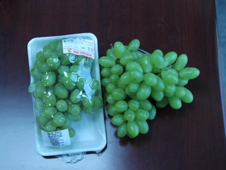 Khay nho mua tại Big C và nho mua ở chợ đầu mối Long Biên