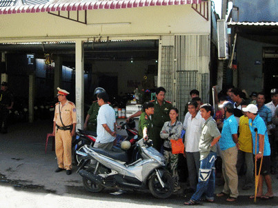 Trinh sát khám xét cơ sở dịch vụ giữ xe 68 của Hiếu làm chủ