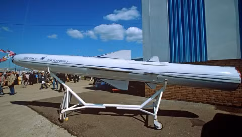 Tên lửa đối hạm siêu âm P-800 Yakhont (phiên bản xuất khẩu của P-800 Onyx) có tầm bắn trên 300km