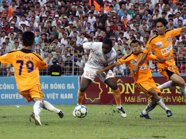 Sài Gòn XT (giữa) không thoát được thế bao vây của SHB Đà Nẵng. Ảnh: Lê Lâm
