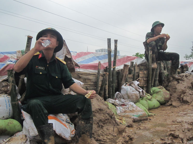 Từ 3h sáng các chiến sĩ chỉ ăn bánh mỳ