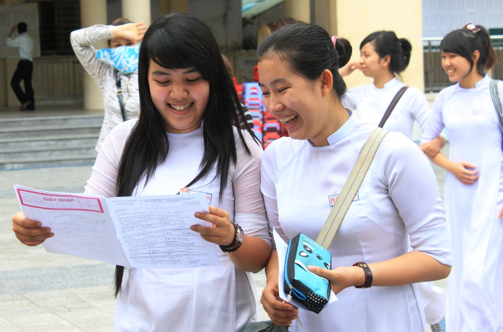 Thí sinh tại Đà Nẵng cười tươi sau khi kết thúc môn thi thứ hai. Ảnh: Nguyễn Huy