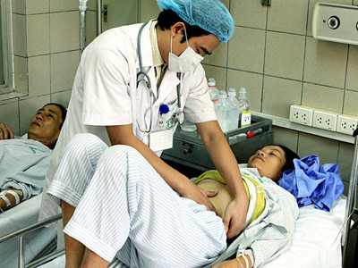 Bác sỹ điều trị cho bệnh nhân dùng thuốc tẩy trắng da. Ảnh: T.H