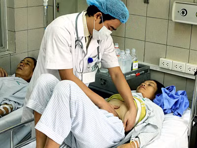 Bác sỹ điều trị cho bệnh nhân dùng thuốc tẩy trắng da. Ảnh: T.H