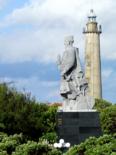 Tượng Quốc công tiết chế, Hưng đạo đại vương Trần Quốc Tuấn và ngọn hải đăng sừng sững trên đảo Song Tử Tây. Tượng Quốc công tiết chế, Hưng đạo đại vương Trần Quốc Tuấn và ngọn hải đăng sừng sững trên đảo Song Tử Tây