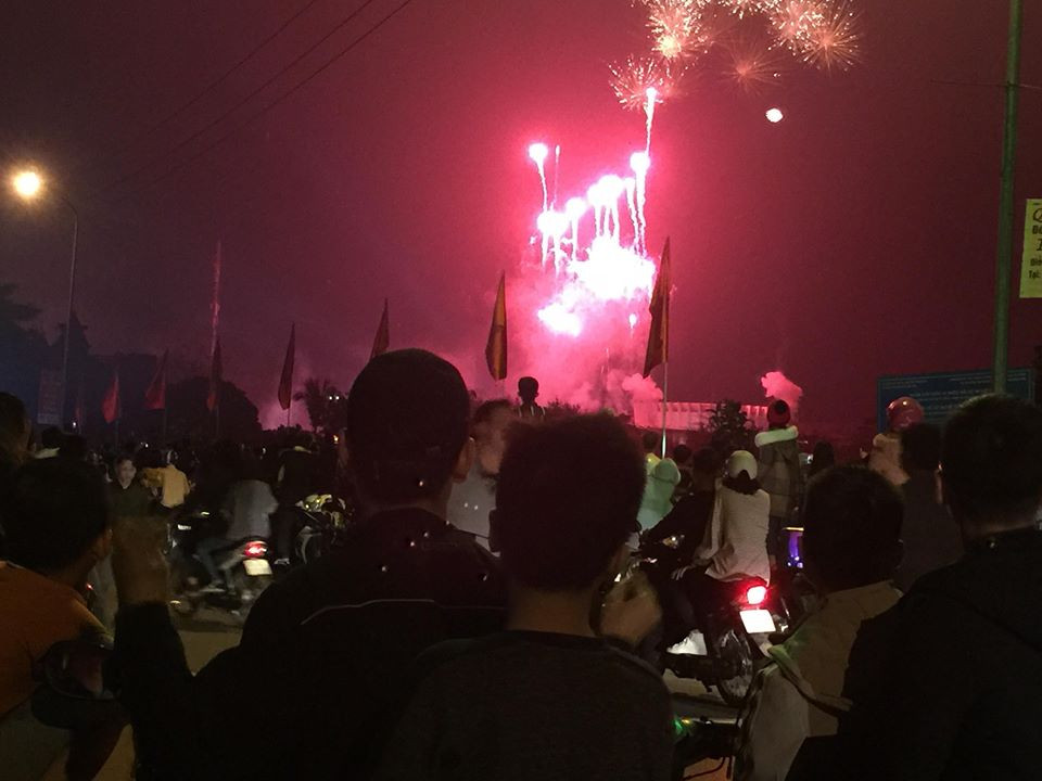 Pháo hoa rực sáng bầu trời chào đón năm mới Kỷ Hợi ảnh 13