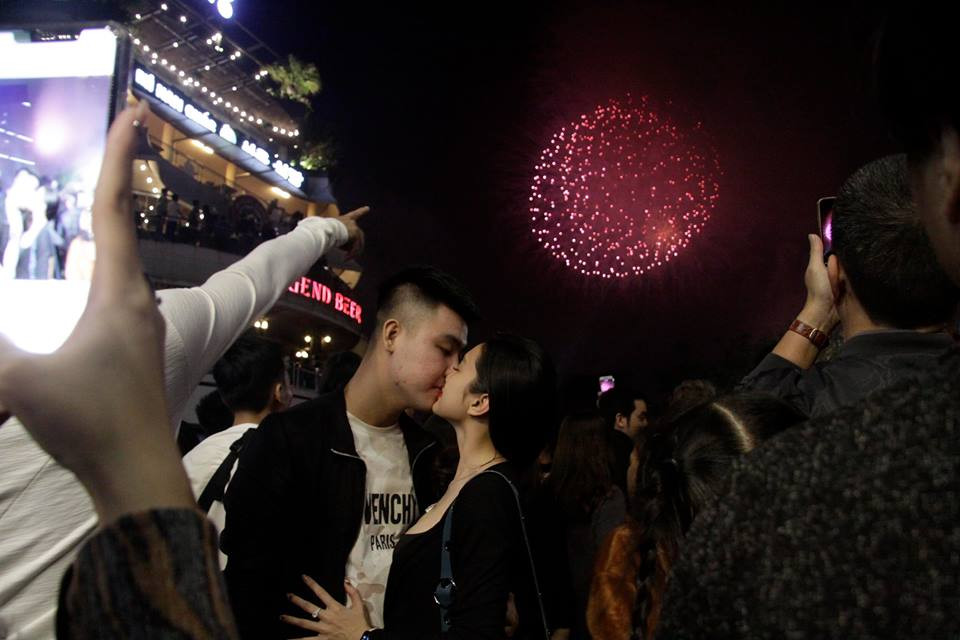 Pháo hoa rực sáng bầu trời chào đón năm mới Kỷ Hợi ảnh 10