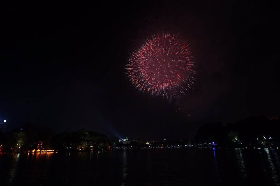 Pháo hoa rực sáng bầu trời chào đón năm mới Kỷ Hợi ảnh 5