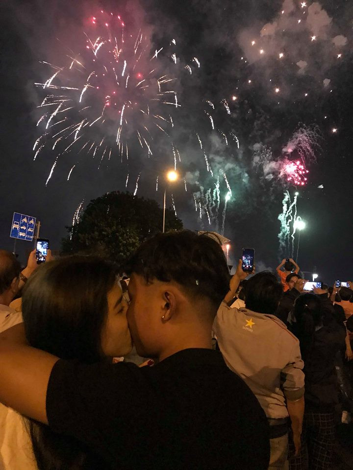 Pháo hoa rực sáng bầu trời chào đón năm mới Kỷ Hợi ảnh 3