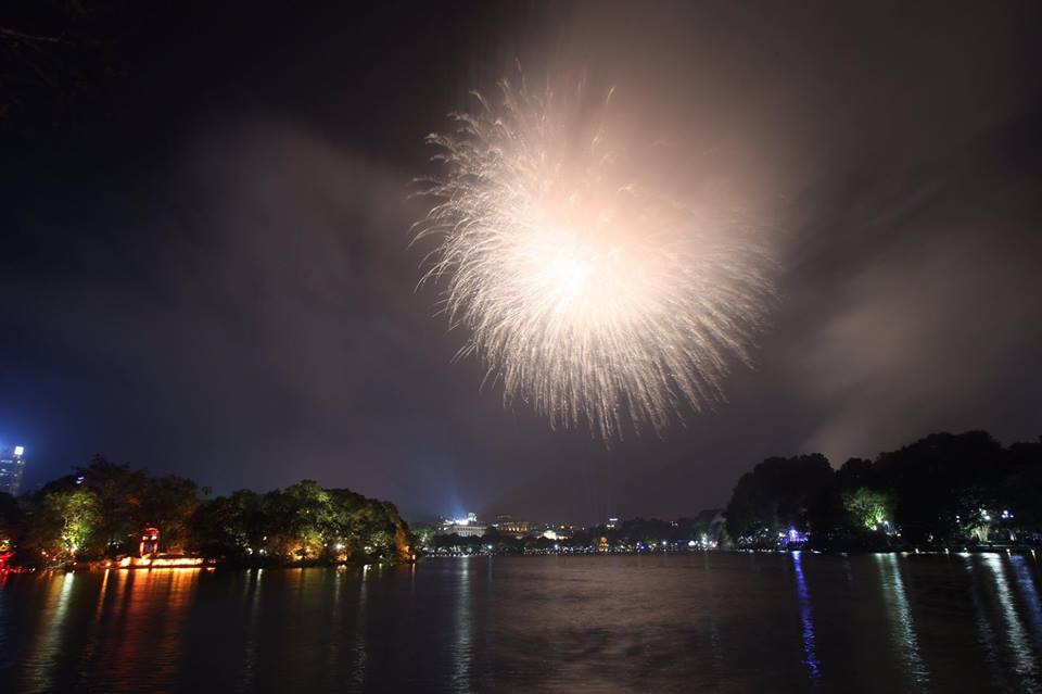 Pháo hoa rực sáng bầu trời chào đón năm mới Kỷ Hợi ảnh 7