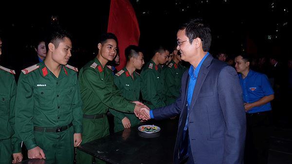 Pháo hoa rực sáng bầu trời chào đón năm mới Kỷ Hợi ảnh 50