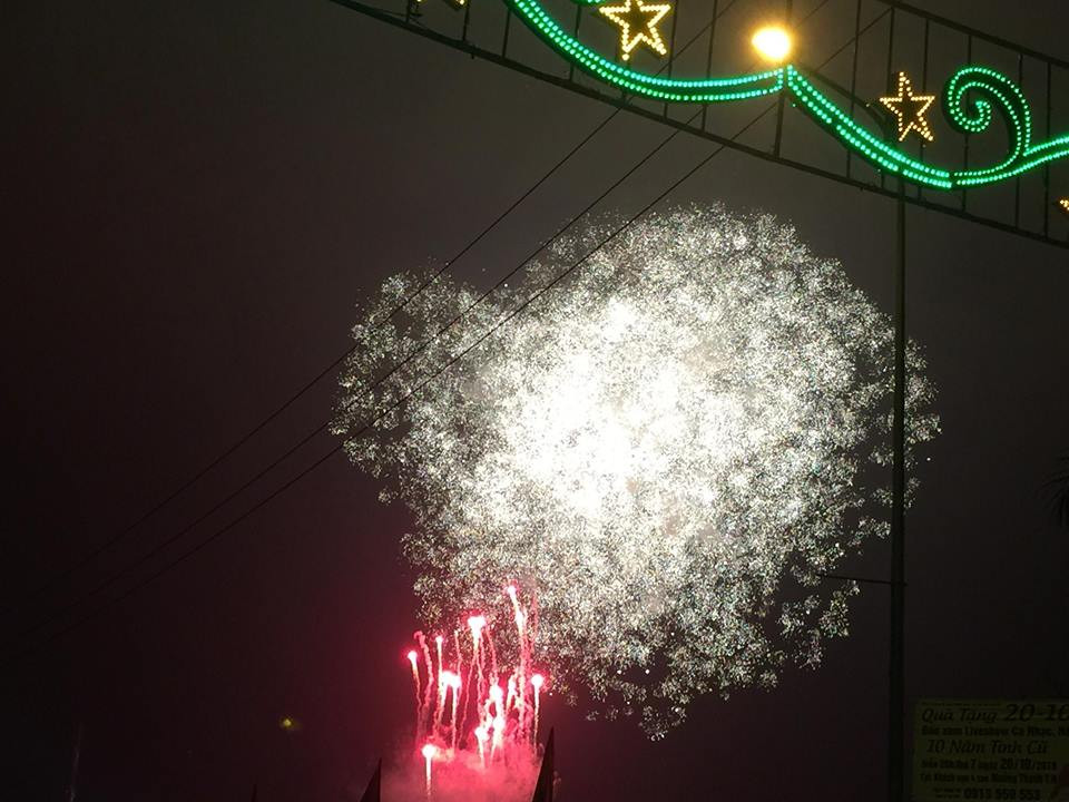 Pháo hoa rực sáng bầu trời chào đón năm mới Kỷ Hợi ảnh 14