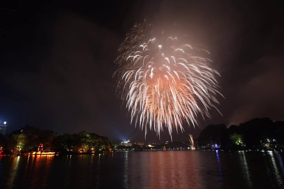 Pháo hoa rực sáng bầu trời chào đón năm mới Kỷ Hợi ảnh 4