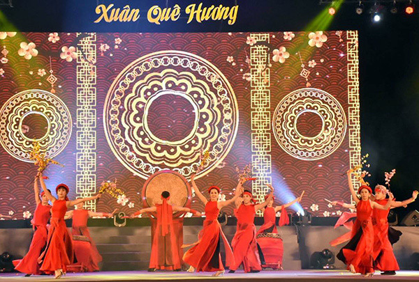 Pháo hoa rực sáng bầu trời chào đón năm mới Kỷ Hợi ảnh 43