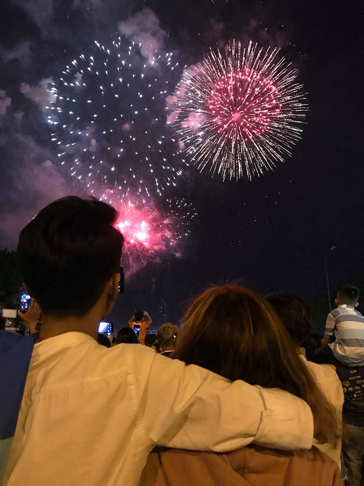 Pháo hoa rực sáng bầu trời chào đón năm mới Kỷ Hợi ảnh 2