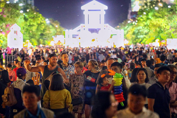 Pháo hoa rực sáng bầu trời chào đón năm mới Kỷ Hợi ảnh 37