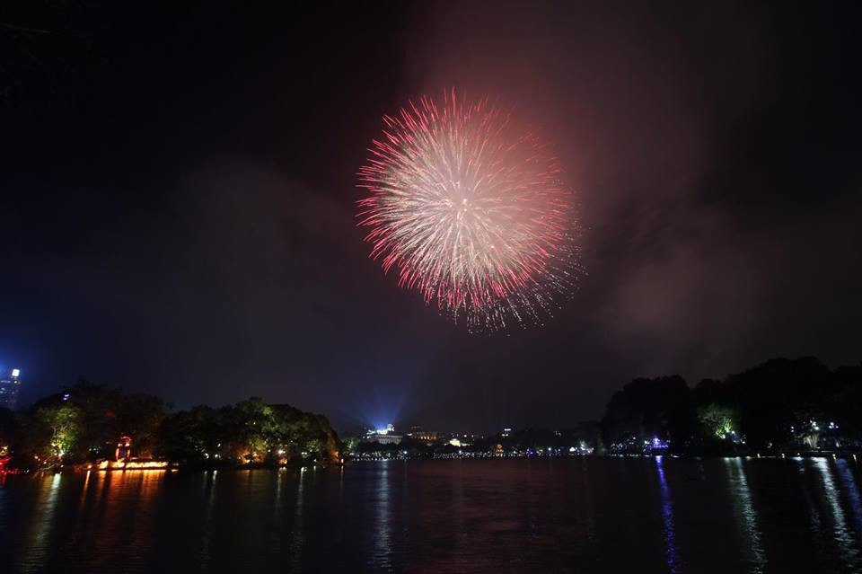 Pháo hoa rực sáng bầu trời chào đón năm mới Kỷ Hợi ảnh 6