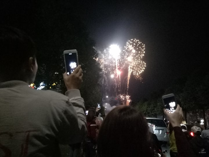 Pháo hoa rực sáng bầu trời chào đón năm mới Kỷ Hợi ảnh 15