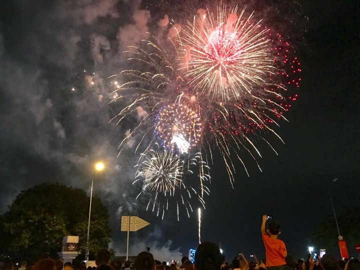 Pháo hoa rực sáng bầu trời chào đón năm mới Kỷ Hợi ảnh 1