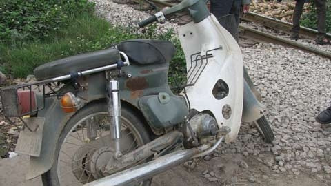 Chiếc xe máy nạn nhân dựng sát cạnh đường tầu trước lúc nằm xuống cho tầu cán qua